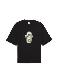 Sort kortærmet t-shirt med et grafisk design, der viser "PUMA" tekst samt en illustration af et øje og en solstråle i grønne og gyldne nuancer.