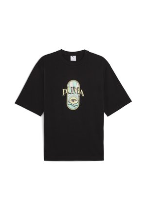 Sort kortærmet t-shirt med et grafisk design, der viser "PUMA" tekst samt en illustration af et øje og en solstråle i grønne og gyldne nuancer.