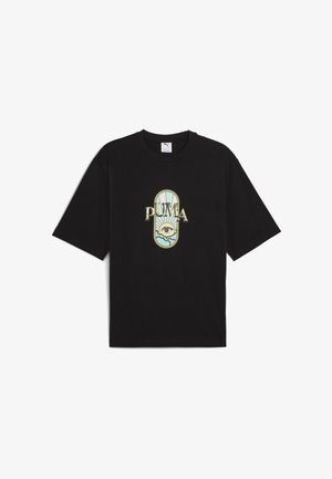 T-shirt noir à manches courtes avec un design graphique comportant le texte "PUMA" et une illustration d'un œil et d'un rayonnement solaire en accents verts et dorés.
