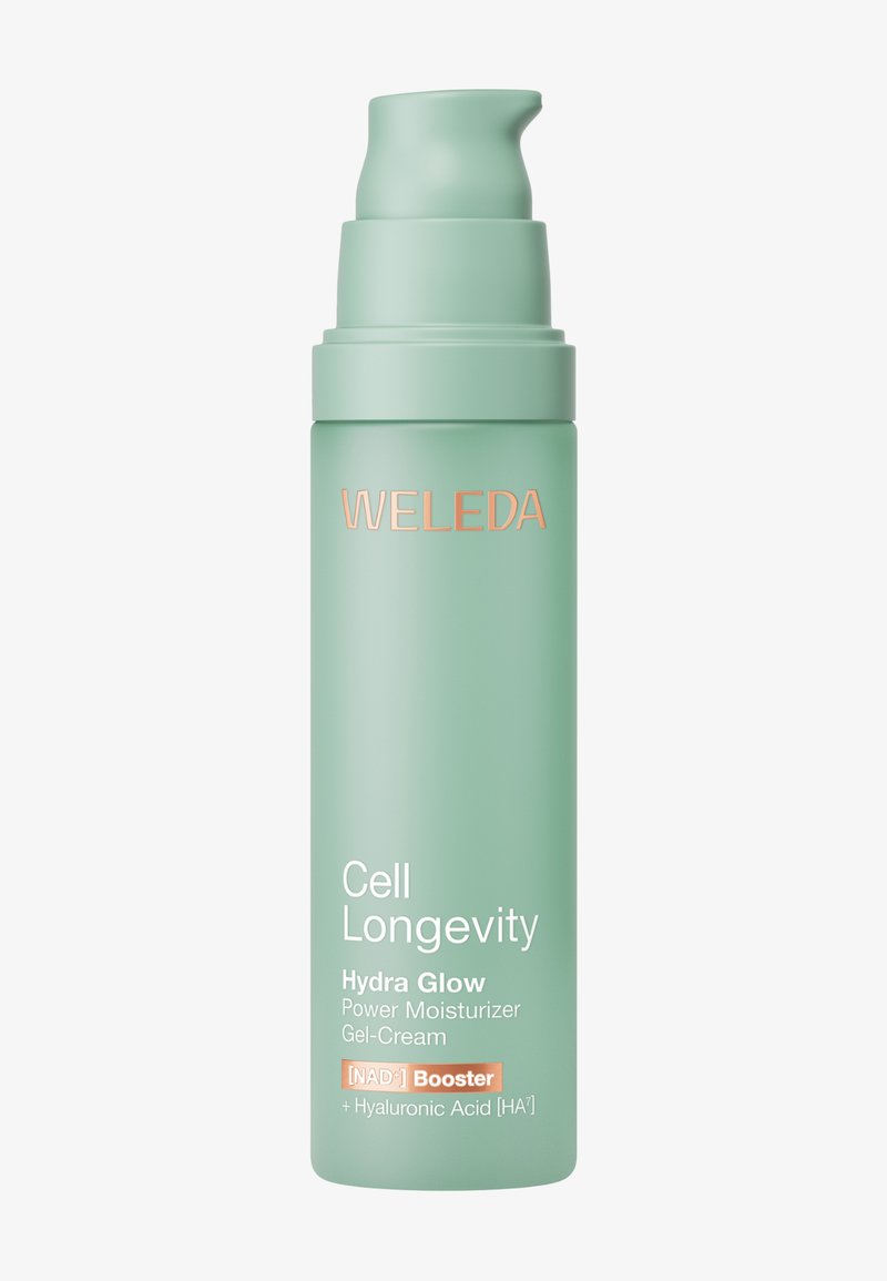 Flacone verde a pompa della crema-gel idratante Weleda Cell Longevity Hydra Glow Power con potenziatore NAD+ e acido ialuronico.