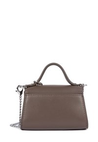 Borsa a tracolla in pelle marrone con una forma strutturata, manico superiore e tracolla in argento removibile. Include dettagli di cucitura e un design minimalista.