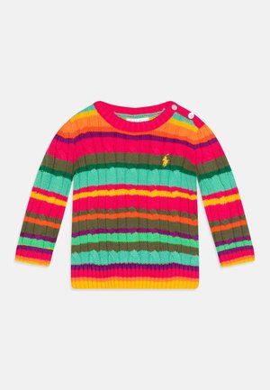 Gestrickter Pullover mit lebendigen horizontalen Streifen in Rosa, Grün, Orange und Braun, mit einer gerippten Struktur und Knopfakzenten an der Schulter.