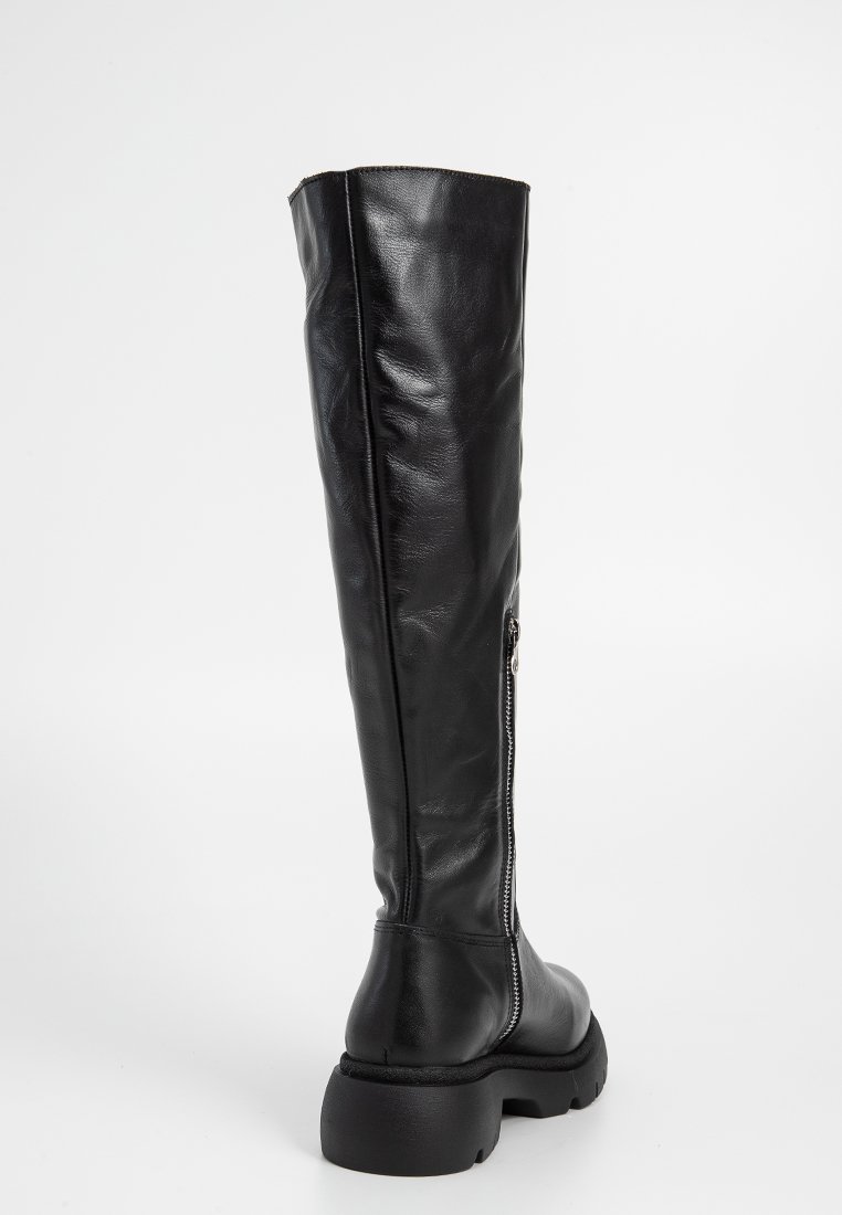 Schwarze Lederkniehohe Stiefel mit glatter Textur, runder Spitze, robuster Sohle und einem seitlichen Reißverschluss zum Verschließen.