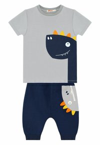 Lyhythihainen harmaa T-paita, jossa on tummansinisellä dinosaurustulostus; yhdistelevät tummansiniset housut harmaalla taskulla ja värikkäillä dinosaurusteemoilla. Puuvillasekoitekangasta.