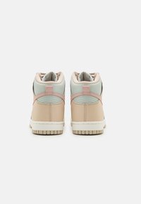 Höga sneakers med beige, blek rosa och ljusblå detaljer. Slät läderdesign, vadderad krage och vit gummisula.