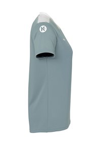 T-shirt de sport gris clair à manches courtes avec un col blanc et un logo sur la manche gauche. Sa texture est lisse et respirante, offrant une coupe décontractée.