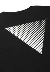 Zwarte t-shirt met een witte driehoekige graphic met diagonale strepen. De stof lijkt glad en heeft een ronde hals.