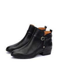 Bottines en cuir noir avec un bout arrondi, un low block heel, un détail de boucle sur le côté et une doublure intérieure en tan. Texture lisse sur toute la surface.