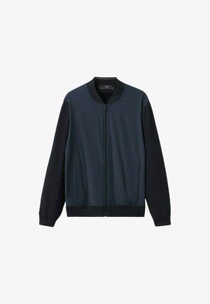 Granatowa kurtka bomberka z czarnymi rękawami, zapinana z przodu na zamek, z prążkowanym kołnierzem, mankietami i paskiem, oraz dwoma przednimi kieszeniami.