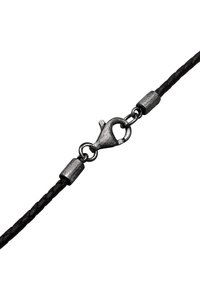 Schwarzes geflochtenes Lederband mit einem metallischen Karabinerhaken und strukturiertem silberfarbenen Beschlägen an jedem Ende, das Haltbarkeit und Stil zeigt.