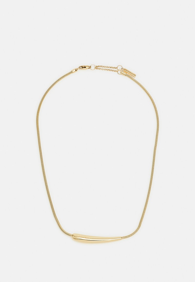 Colar banhado a ouro com um acento central liso e curvado. Apresenta uma corrente flexível com um fecho tipo lagosta e elos de corrente ajustáveis adicionais.