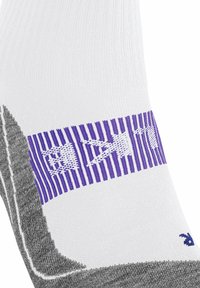 Calcetín blanco con un patrón de rayas moradas y elementos gráficos. Zonas del talón y la puntera en gris, hecho de material textil, con textura acanalada.
