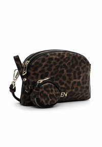 Borsa a tracolla con stampa leopardata, realizzata in materiale sintetico testurizzato, dotata di chiusura con zip, una pochette rotonda removibile e dettagli metallici.
