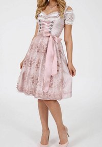 Robe rose avec un corsage structuré orné d'accents en dentelle, des boutons décoratifs, et une jupe fluide avec une broderie florale et un ruban en satin.
