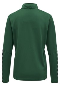 Camicetta verde a maniche lunghe con tessuto testurizzato, colletto alto e dettagli a strisce bianche e nere in contrasto sulle maniche.