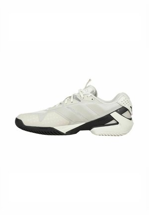 Weißer Sportschuh aus Mesh und synthetischen Materialien, mit einer schwarzen Gummisohle und strukturierten Akzenten. Schnürsenkel und Logodetails vorhanden.