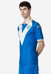 Blauwe voetbalshirt met witte en gouden accenten, met een V-hals ontwerp, korte mouwen en het logo "BSFC" op de borst.