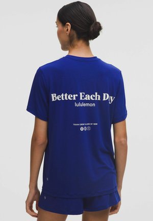 TRAINING SHORT SLEEVE GRAPHIC - Nyomott mintás póló - deep sea blue
