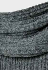 Grau gestrickter Stoff mit einer weichen, strukturierten Oberfläche. Besitzt einen Schalkragen und ein Rippmuster, das Wärme und Komfort betont.