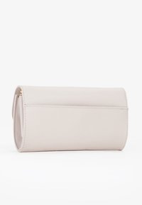 Clutch beige con finitura testurizzata, forma rettangolare, chiusura a patta e dettagli in metallo dorato.