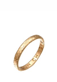 Guldring med en strukturerad utsida och polerad insida med den ingraverade texten "SUN CHASER." Cirkelformad, slät finish på insidan.