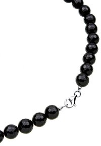 Sort perlekæde med facetterede runde perler, glat finish og en sølvmetal lukning.