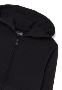 Sudadera con cremallera negra hecha de tela suave, con capucha ajustable, puños de canalé y bolsillos canguro. Etiqueta visible en el interior del cuello.