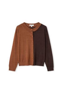 Bruine en donkerbruine cardigan met ronde hals, lange mouwen en knoopsluiting. Gemaakt van zachte breimateriaal met een contrasterend kleurontwerp.