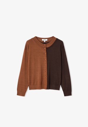 Hnědý a tmavě hnědý cardigan s kulatým výstřihem, dlouhými rukávy a knoflíkovým zapínáním. Vyrobeno z měkkého pleteného materiálu s kontrastním barevným designem.