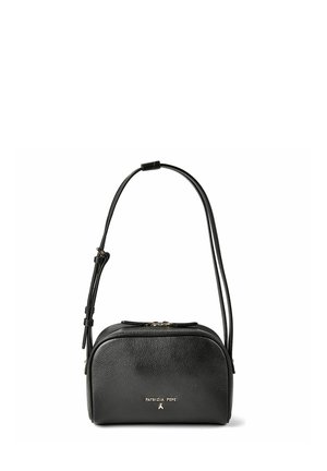 Schwarze Leder-Umhängetasche mit verstellbarem Riemen, silbernem Reißverschluss und "PATRIZIA PEPE"-Logo auf der Vorderseite.