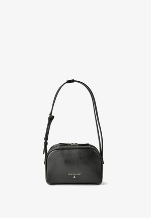 Sac bandoulière en cuir noir avec sangle réglable, fermeture éclair argentée et logo "PATRIZIA PEPE" sur le devant.