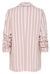 Długi, oversize'owy płaszcz w jasnym beżu z białymi pionowymi paskami. Ma kołnierz szalowy i marszczenia przy rękawach.