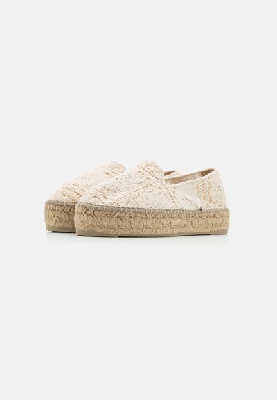 Vaaleanbeige espadrillot, joissa on teksturoitu kangas päällinen, kudottu juuttivarsi ja pyöristetty kärki. Sopii rentoon käyttöön.