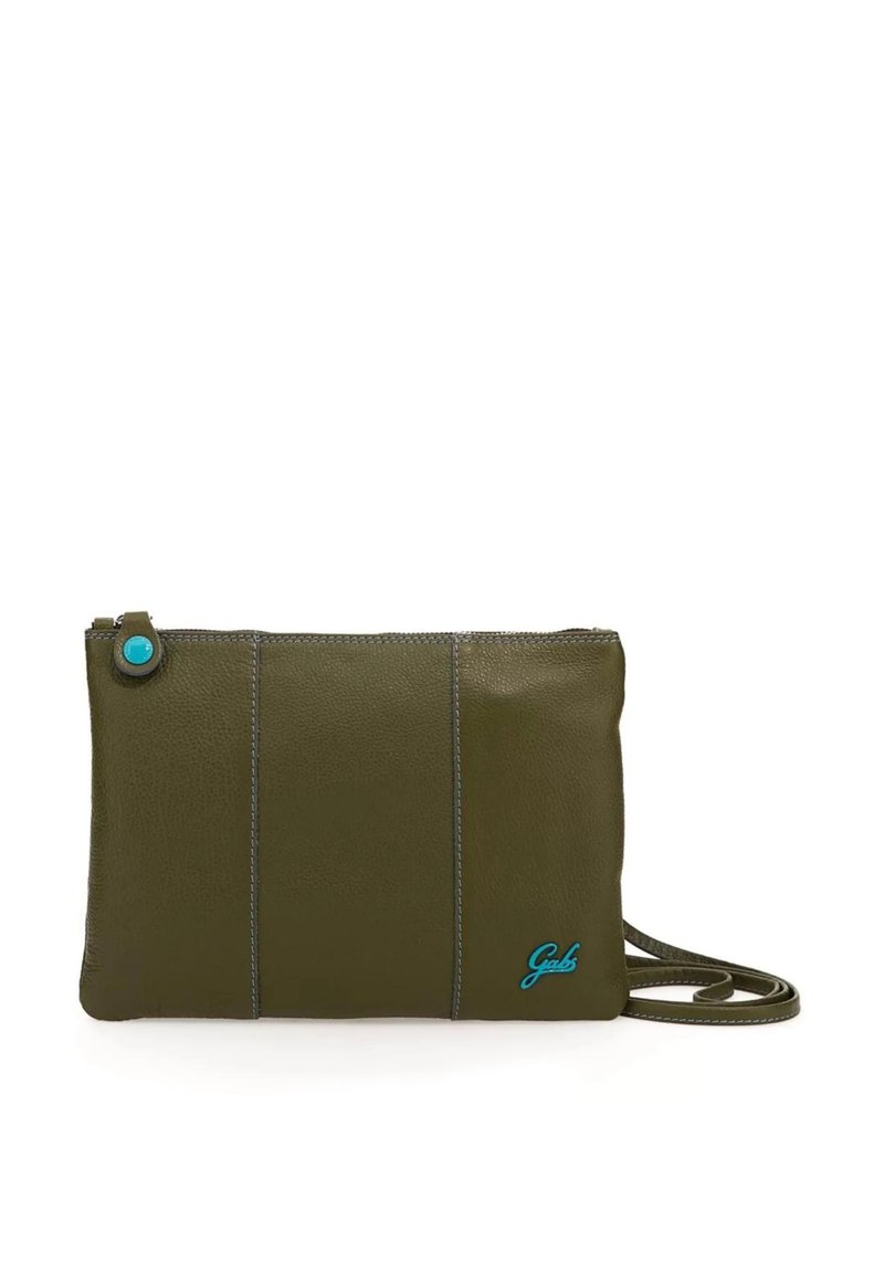 Clutch rettangolare in pelle verde oliva con tre pannelli verticali, zip turchese, piccolo logo "Gabs" turchese e corrispondente tracolla.