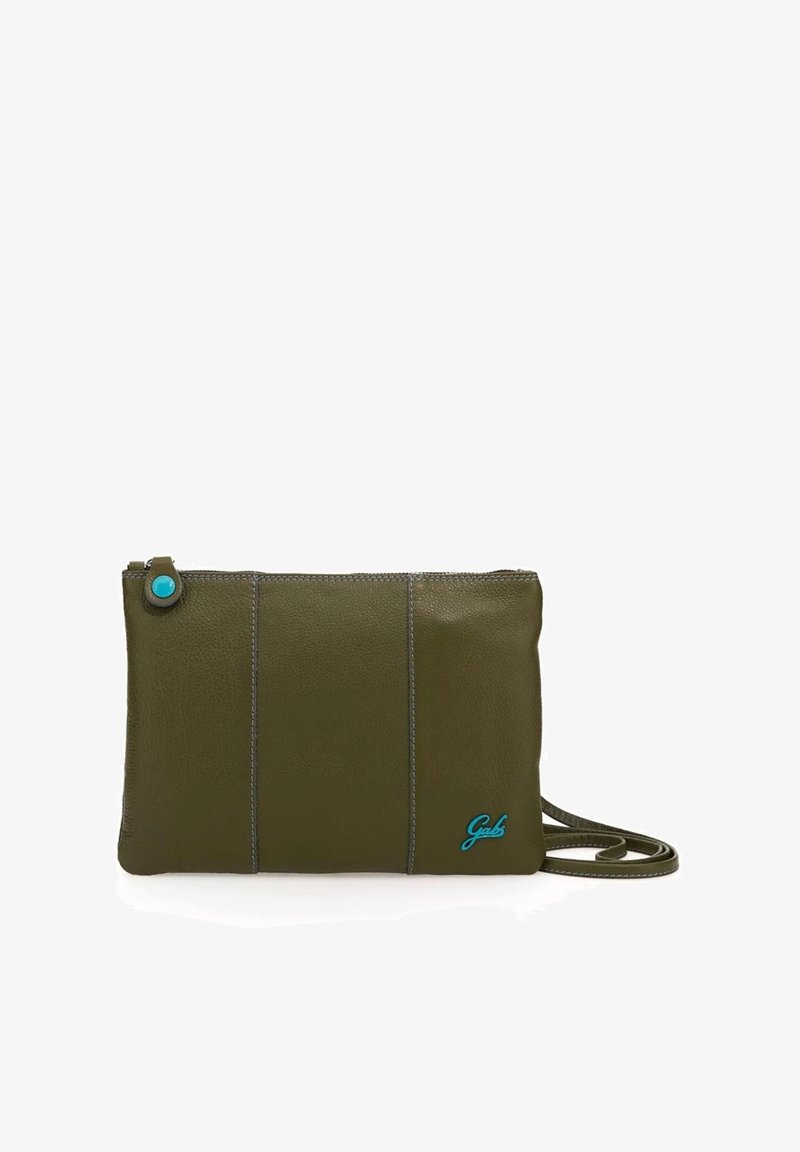 Clutch rettangolare in pelle verde oliva con tre pannelli verticali, zip turchese, piccolo logo "Gabs" turchese e corrispondente tracolla.