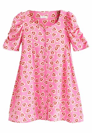 Roze jurk met korte mouwen, opgeblazen schouders, knopen aan de voorkant en een rood-wit hartjespatroon over de hele stof.