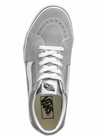 Graue Wildleder-Sneaker mit weißen Schnürsenkeln, ausgestattet mit einer perforierten Zehenpartie, weißer Gummisohle und Vans-Logo auf der Zunge und der Innensohle.