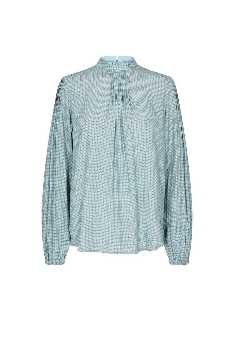Ljusblå blus med långa ärmar och hög krage, veckad frontdetalj och elastiska manschetter. Har ett litet mönster över hela tyget.