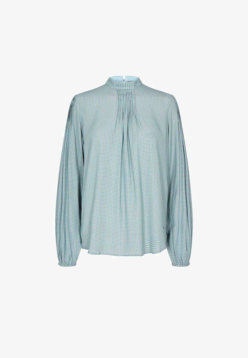 Ljusblå blus med långa ärmar och hög krage, veckad frontdetalj och elastiska manschetter. Har ett litet mönster över hela tyget.