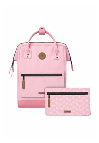 Sac à dos rose au design structuré, doté d'une poche zippée devant, d'accents noirs et d'une trousse assortie zippée avec un motif cachemire.