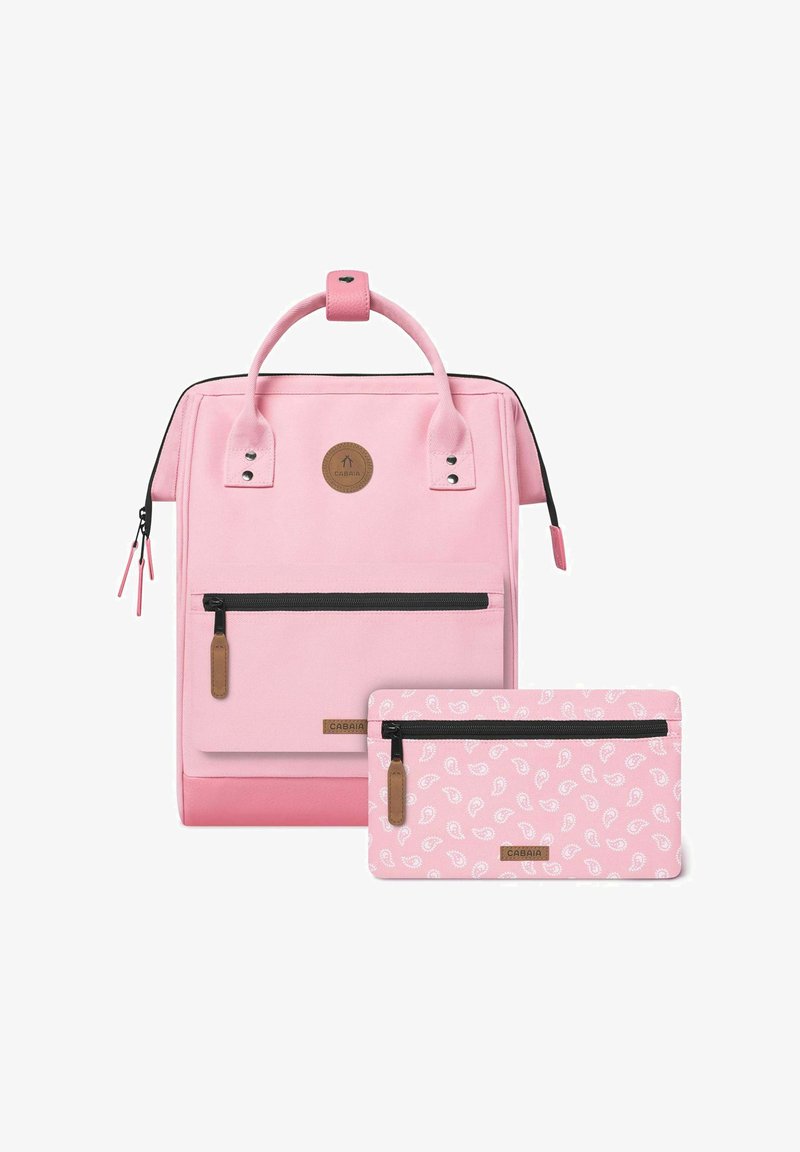 Sac à dos rose au design structuré, doté d'une poche zippée devant, d'accents noirs et d'une trousse assortie zippée avec un motif cachemire.