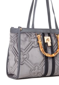 Borsa in velluto grigia con motivo a diamante, rifiniture in pelle scura, manici in bambù e chiusura a lucchetto dorato. Inclusi due manici a spalla.