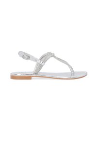 Sølv flade sandaler med minimalistisk design. De har en tynd rem, tekstureret bånd og spændeåbning. Letvægtige med en flad sål.
