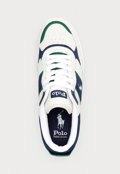 Valkoiset tennarit, joissa on laivastonsinisiä, vihreitä ja sinisiä yksityiskohtia; sisältää rei'itetyn varvastossin, valkoiset nauhat ja kumisen pohjan. Brändäys kielekessä ja sisäpohjassa.