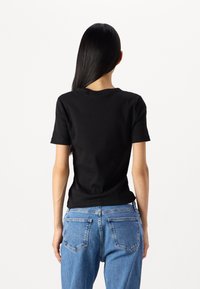 Calvin Klein Jeans LABEL FITTED TEE - Tricou basic - black