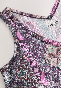 Rochie lejeră multicoloră cu modele paisley în nuanțe de violet, verde și maro. Are un decolteu rotund și o textură moale a țesăturii.