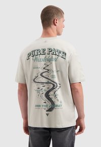 Lichtgrijze t-shirt met korte mouwen, voorzien van een groot grafisch ontwerp op de rug, inclusief een kronkelige weg en tekst in groentinten.