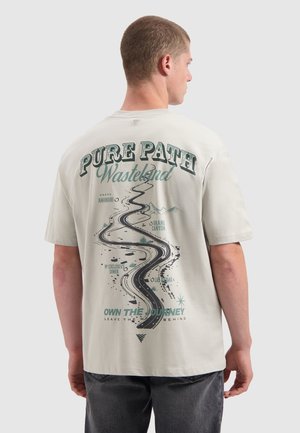 Lichtgrijze t-shirt met korte mouwen, voorzien van een groot grafisch ontwerp op de rug, inclusief een kronkelige weg en tekst in groentinten.