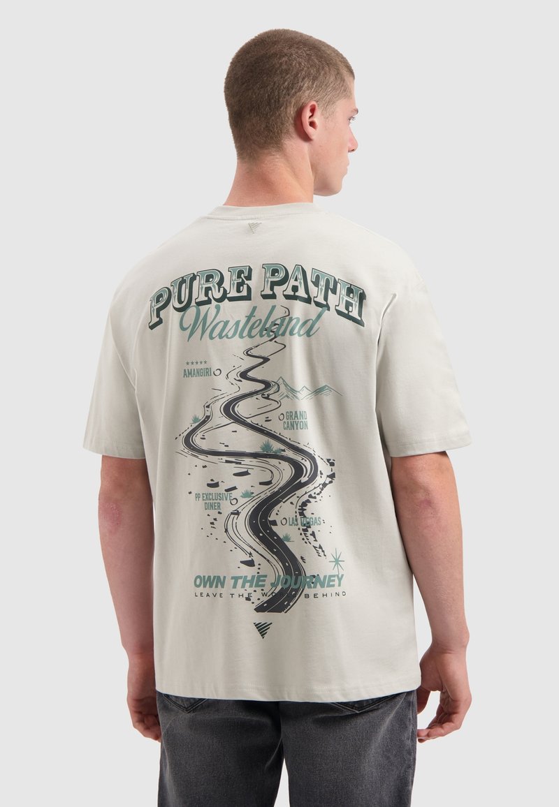 Lichtgrijze t-shirt met korte mouwen, voorzien van een groot grafisch ontwerp op de rug, inclusief een kronkelige weg en tekst in groentinten.