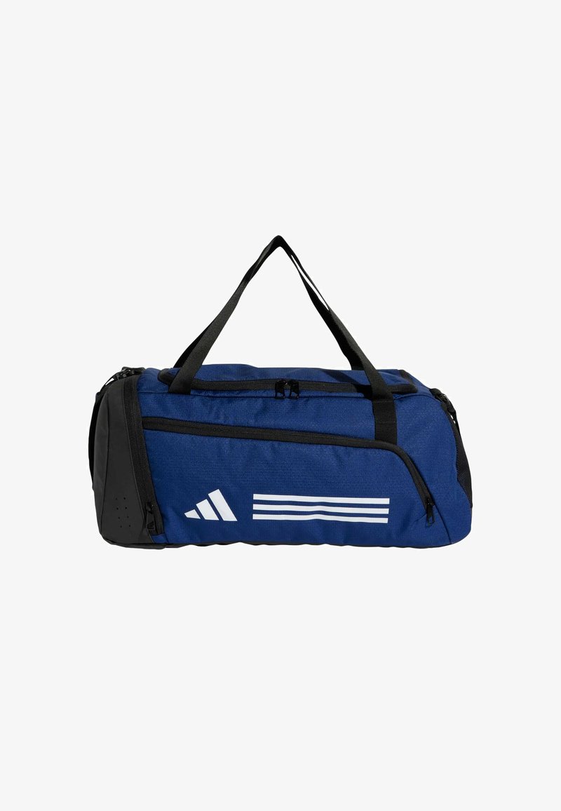 Blå duffelbag med sorte detaljer, lynlåse og bærehåndtag; har tre hvide striber og et Adidas-logo på siden.